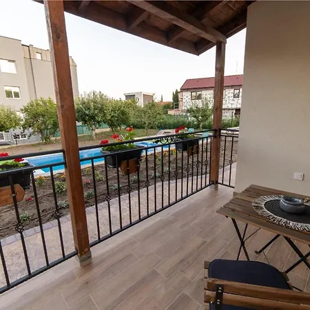 Smokinite 1 - Pool And Bbq Near The Warna